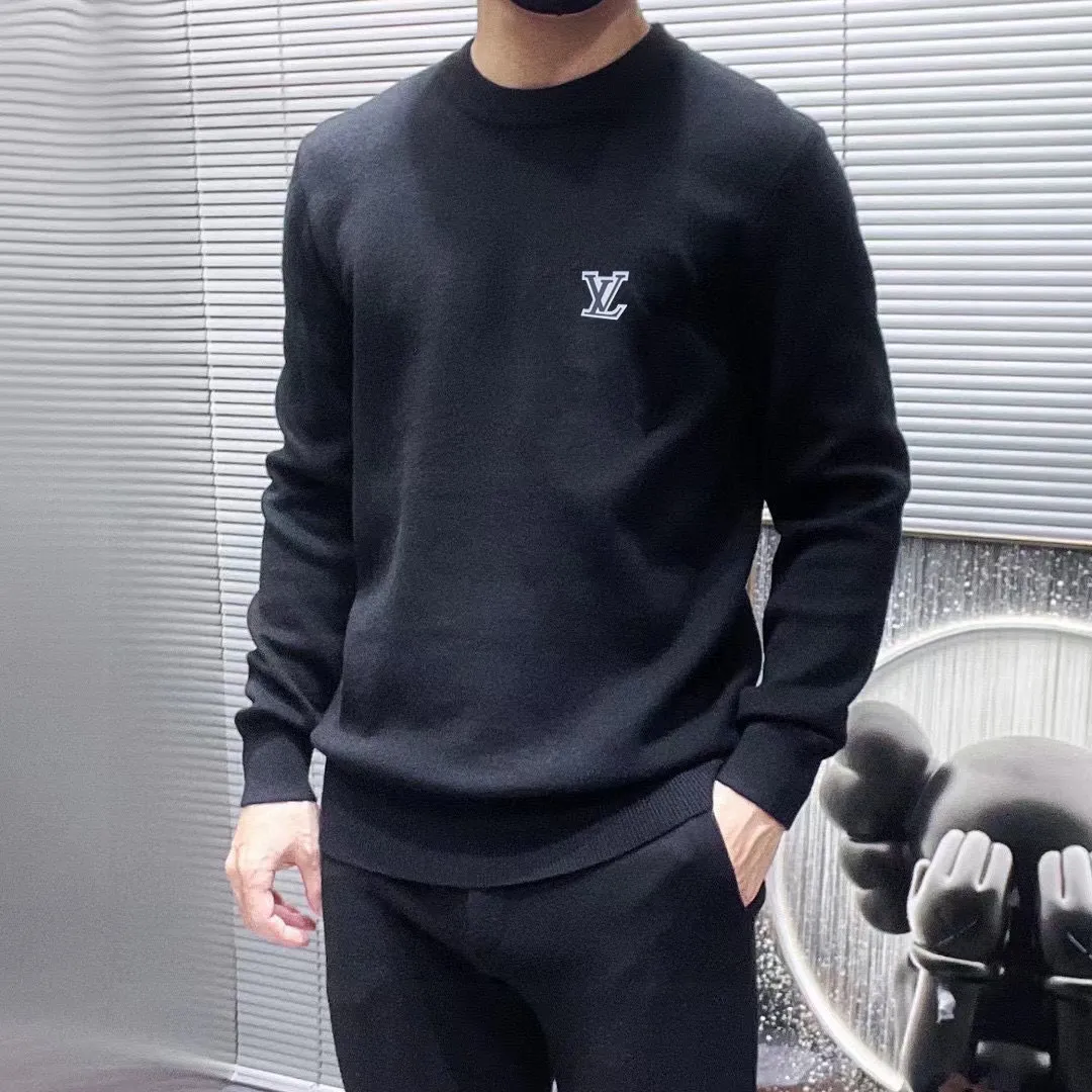 🅿️240 【LV Louis Vuitton】Autumn and winter classic round neck pullover sweater, in full condition! ! ! Wool blended fabric, the latest model in 2025, golden ratio! ! Slim-fitting soft gold, versatile and practical item, the combination and practicality are extremely powerful, simple and elegant, and classy! To create your own style, it is highly recommended to buy it in two colors. The standard slim fit tailoring process is suitable for both young and old men. It is knitted from wool and will not cause any discomfort! While keeping warm, it is stylish, textured and wearable, and the classic logo with contrasting colors on the chest feels in place! ! Recommended for regular customers! ! Size M-3XL (maximum wear: 190 pounds)